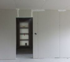 Pièce de vie, vue sur l'entrée et la porte d'entrée