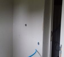 Cellier, porte donnant sur le garage