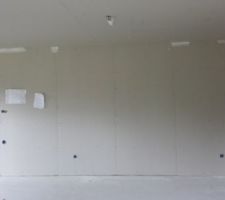 Pièce de vie. A droite, l'entrée; à gauche le cellier