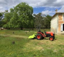 Une aide précieuse! Kubota B3030 HST broyeur Nievo Grinder 120