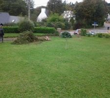 Le terrain est un peu en pente, mais le quartier est tr&egrave;s agr&eacute;able.