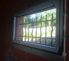 Fenêtre en applique du garage + barreaux de protection