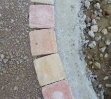 Le trottoir détaillé. Pavés de 16 X 16 en différentes nuances de rose et beige et calcaire pour le remplissage