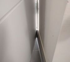 Porte bloquée par la plinthe