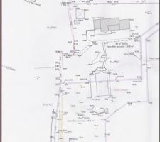 Le tout premier plan du terrain qui nous avait été fourni par les vendeurs. Notre terrain est la surface entourée en violet. On y voit l'emplacement de l'ancienne piscine des vendeurs, qui était déjà rebouchée dans on a visité la première fois le terrain. C'est ce qui explique la position assez avancée vers le sud de la villa sur le terrain, on ne pouvait pas faire les fondations sur l'ancienne piscine, à moins de les creuser très profondes ...