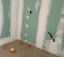 Pose des dalles en mousse PU pour chauffage au sol