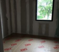 Pose des dalles en mousse PU pour chauffage au sol