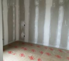 Pose des dalles en mousse PU pour chauffage au sol