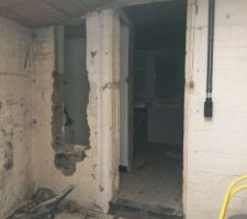 Vue du garage vers la future cuisine.
Destruction du mur des toilettes, de la petite cuisine et de la pièce de "repos"