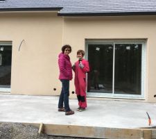 Ma compagne et sa mere sur la dalle de terrasse