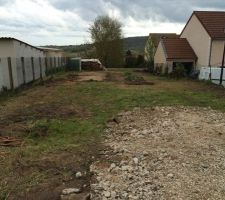 Voil&agrave; notre terrain au 16 avril 2016, apr&egrave;s une dure semaine de d&eacute;frichage fait par nos soins ( avec l'aide du beau p&egrave;re sans qui ca n'aurait pas et&eacute; possible :])