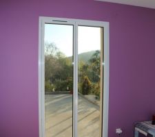 Porte Kazed à peindre pour rappeler le mur violine