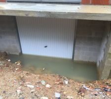Eau sur la porte de garage