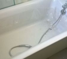 Tuyau de douche appuyé contre la bonde (mitigeur trop court ? )