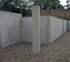 Une réservation de 10cm est faite sous l'escalier pour loger l'isolant sous dalle (sous le 2ème trait rouge)