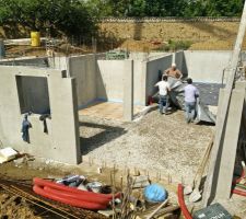 Préparation au coulage de la dalle : mise en place du polyane - le TMS de 80 est en déjà place sous l'emplacement de l'escalier.