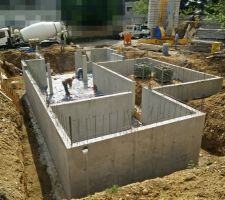 Préparation au coulage de la dalle : mise en place du ST25C (treillis soudé) sur des plots découpés dans des agglos plats.