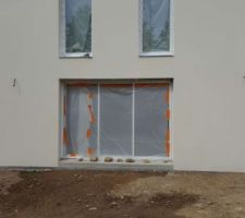 Morceaux de plastiques transparents, c'est pas ça qui va protéger la chape de la lumière directe du soleil.