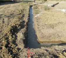 Il y a beaucoup d'eau qui est remontée à la surface du béton, à cause des pluies de dimanche.