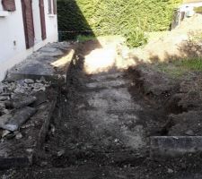 Du coup j'en profite pour faire le terrassement sur le devant de la maison en vu d'une futur terrasse