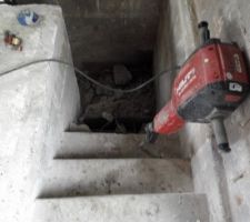 Destruction de l'escalier béton
