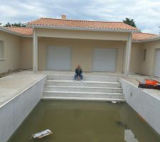 Le rail pour le liner est posé . Avant la baignade , le carrelage et l'equipement est necessaire