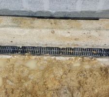 Dalle endommagée par la pluie a cause de l'absence de gouttières. (Entre la porte de garage et le caniveau)