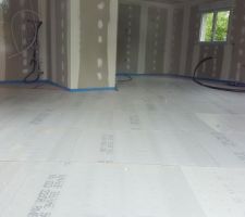 Pose des dalles pour plancher chauffant