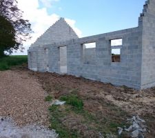 Le tour de la maison est remblayé