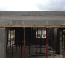 Dalle du 1er &eacute;tage coul&eacute;e le 17 mai, 2 semaines de s&eacute;chage et &eacute;l&eacute;vation des murs du premier &eacute;tage ce lundi 30 mai prochain