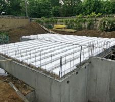 Le plancher de la pièce de vie est en place