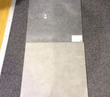 Chez point p, carrelage satiné effet légèrement pailletté dans le gris foncé.