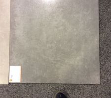 Chez point p, carrelage satiné effet légèrement pailletté dans le gris foncé.