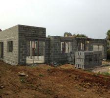 Pendant deux jours, il n'y a personne sur le chantier. 
Et le troisi&egrave;me jours ca y est le RDC est pratiquement fini.