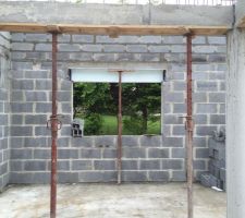 Notre fenetre fixe de 2m de large. Je trouve que les volets int&eacute;gr&eacute;s dans la ma&ccedil;onnerie change tout.