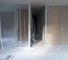 Chambre parent a gauche et couloir