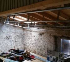 Mise en place des suspentes pour isolation et plafond de l'espace nuit.