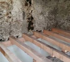 Poutres mises en place pour nouveau plancher du coin nuit.