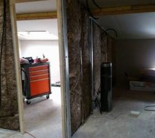 Cloisonnement d'une chambre et d'un espace ouvert "bureau"