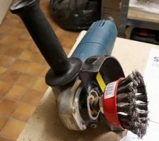 Outil efficace de récupération des vieilles poutres en bois.