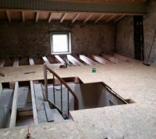 Plancher en cours de mise en place.