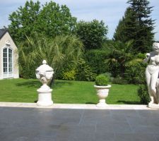 TERRASSE FINI DÉCORATION AVEC STATUE POTICHE ET BUIS