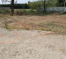 Piquetage des angles de la maison et traçage des fouilles
