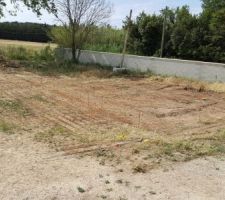 Piquetage des angles de la maison et traçage des fouilles