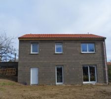 Photo de la maison à l?arrière avant enduit