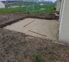 Une petite terrasse pour le moment on fera sur toute la longueur de la maison plus tard et par la suite on bétonnera