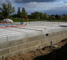 Partie arrière de la maison donnant sur le jardin et la future terrasse