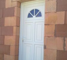 La porte d'entrée est posée