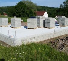 Matériel en place pour la montée des murs