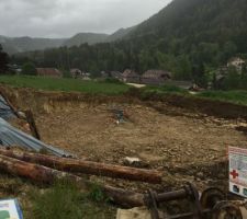 Fin de la mise en place de l'empierrement et protection du talus avec bâche et billons.